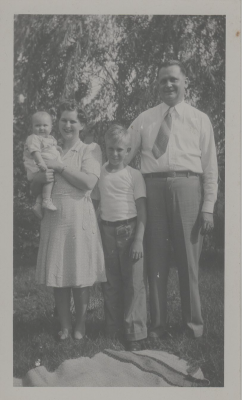 Brown Family-10-23-1945
Photo of Unknown Family that came from the Harrison and Waldo collection.
If you can recognize this family, please use our "contact" form to let us know. 
Keywords: Unknown family photo