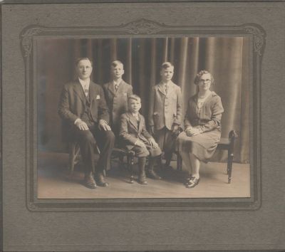 Family portrait
Studio Photo of unknown family from the Harrison and Waldo Brown collection from Spencer County and Dubois County area of Indiana. Photo includes Father, Mother and three sons.
Keywords: family portrait;Harrison Brown;Waldo Brown;Spencer County Indiana;Dubois County Indiana;Father, Mother and three sons