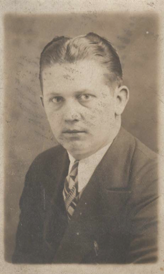 Photo of unknown man from the Harrison and Waldo Brown collection
Photo of unknown man from the Harrison and Waldo Brown collection from Spencer County and Dubois County area of Indiana.

If you can recognize this person, please use our "contact" form to let us know. 
Keywords: Harrison Brown;Waldo Brown;Spencer County Indiana;Dubois County Indiana;Dale Indiana