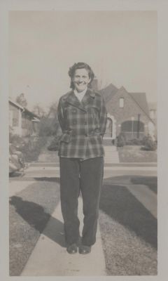 Unknown female from the Brown Family
Photo of unknown woman from the Harrison and Waldo Brown collection. It could have come from Spencer County or Dubois County area of Indiana.
Keywords: Harrison Brown;Waldo Brown;Spencer County Indiana;Dubois County Indiana;Dale Indiana